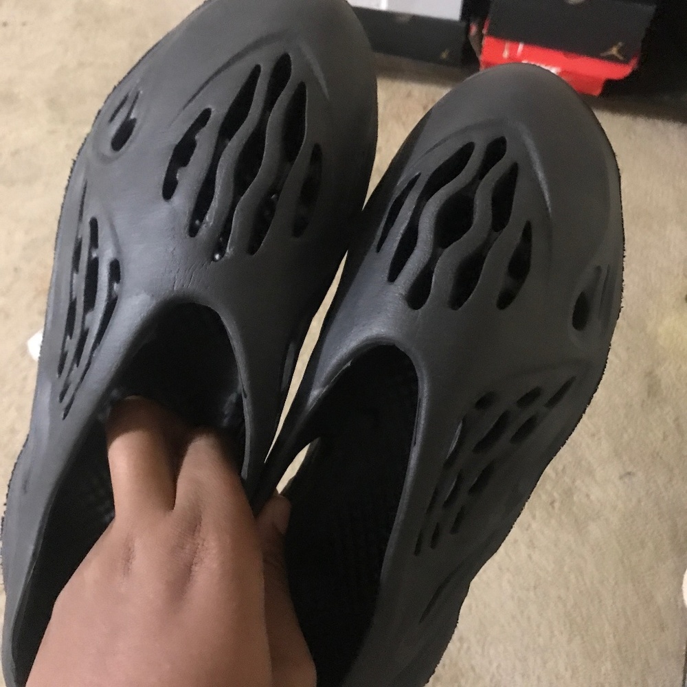 Black yeezy foam runners